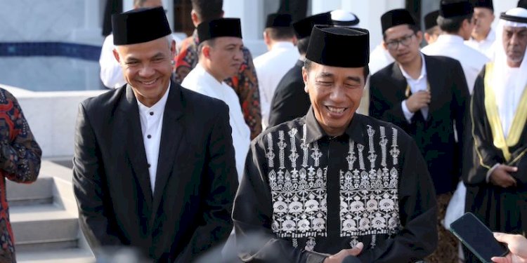 Presiden Joko Widodo didampingi Ganjar Pranowo usai melaksanakan shalat Idulfitri di Masjid Raya Sheikh Zayed Solo, Sabtu (22/4)