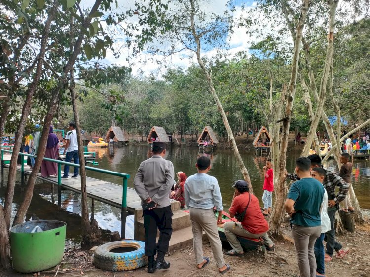 Personel pos pengamanan dalam melaksanakan tugas pengamanan dan pelayanan di Danau Shuji, Lembak. (Noviansyah/Rmolsumsel). 