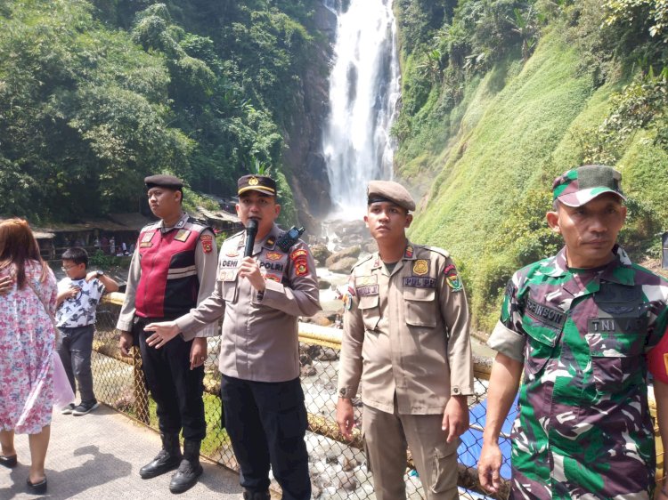 Tim Pengamanan berikan imbauan terkait meningkatnya aktivitas masyarakat di tempat wisata Air Terjun Bedegung. (Noviansyah/RmolSumsel.id)