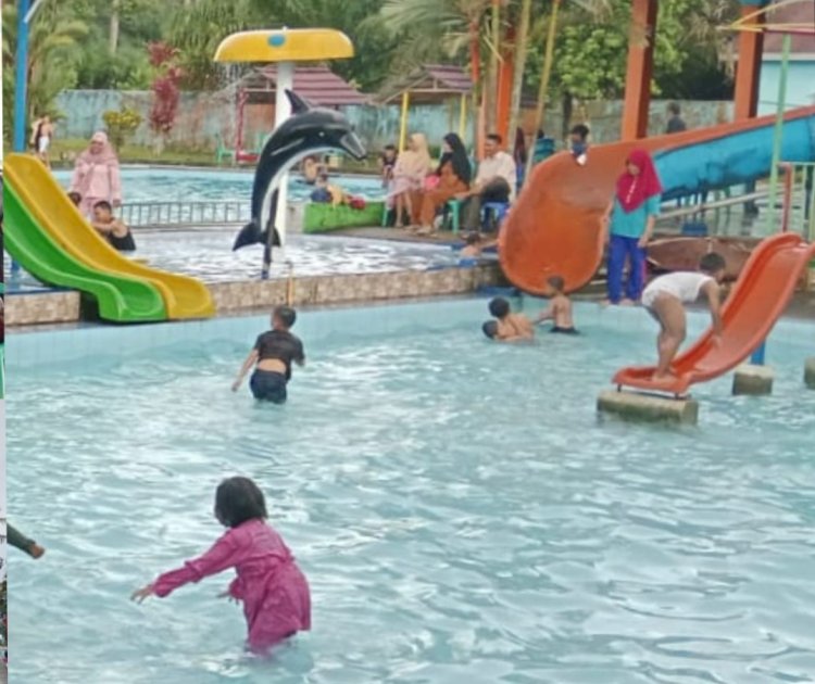 Destinasi wisata kolam renang Farhan di wilayah Kecamatan Megang sakti dipadati pengunjung di hari libur lebaran.(foto Istimewa)