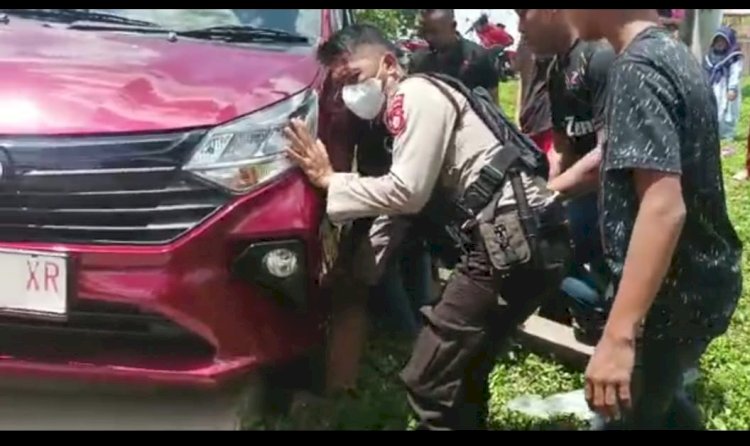 Evaluasi mobil yang terperosok di Talang Kelapa/ist