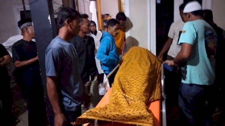 Korban gantung diri ketika berada di rumah duka. (Amizon/RmolSumsel.id)