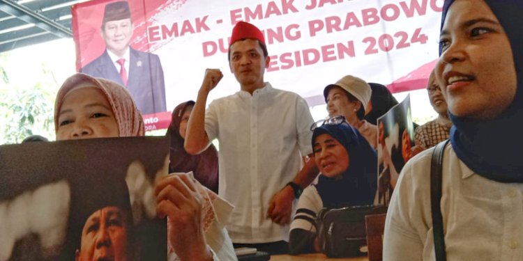 Habibburokhman di antara emak-emak Jakarta Timur pendukung Prabowo/RMOL