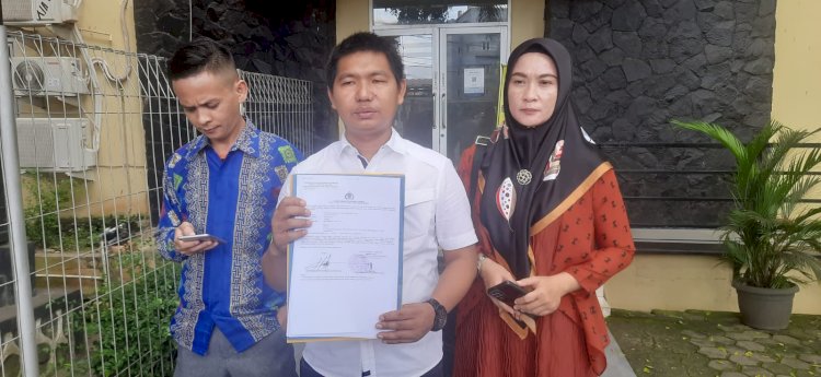  Direktur LBH Muhammadiyah Sumsel Hasanal Mulkan usai melaporkan dua peneliti BRIN di Polda Sumsel atas dugaan kasus pelanggaran UU ITE. (Fauzi/RmolSumsel.id)