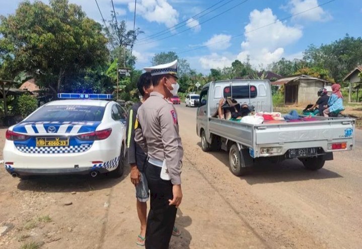 Kasat Lantas Muara Enim AKP Suwandi  memantau jalur Simpang Belimbing rawan terjadi kemacetan saat pintu perlintasan kereta api ditutup.(Noviansyah/RmolSumsel.id)