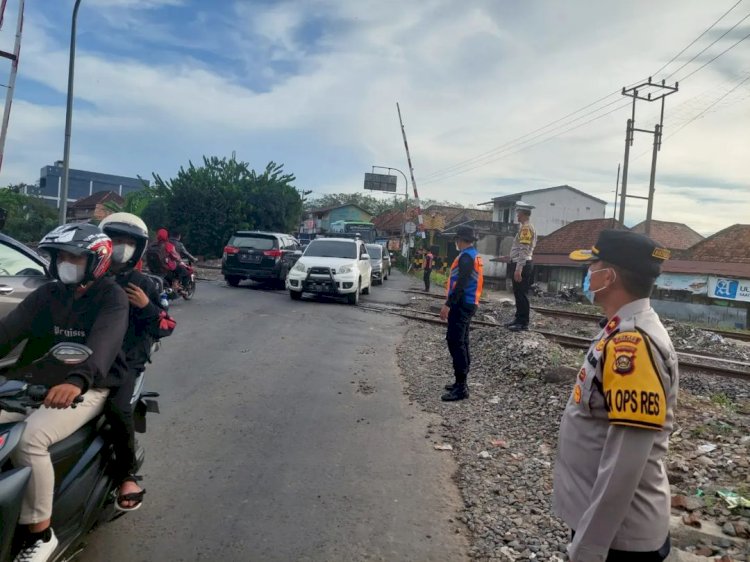 Polres Muara Enim melakukan penambahan tim pengurai kemacetan di perlintasan kereta api/ist.