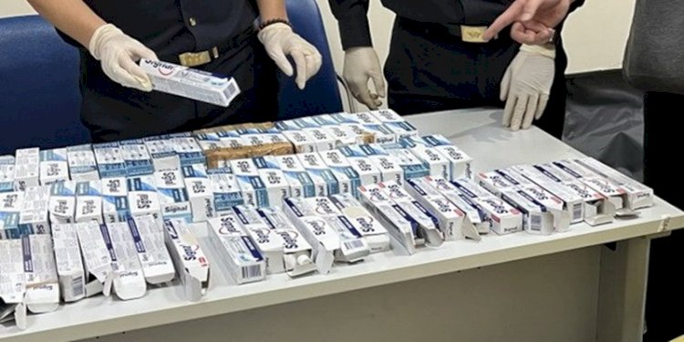 Narkoba disembunyikan di dalam tabung pasta gigi yang ditemukan petugas bandara di Bandara Internasional Tân Sơn Nhất/Foto VietnamPlus