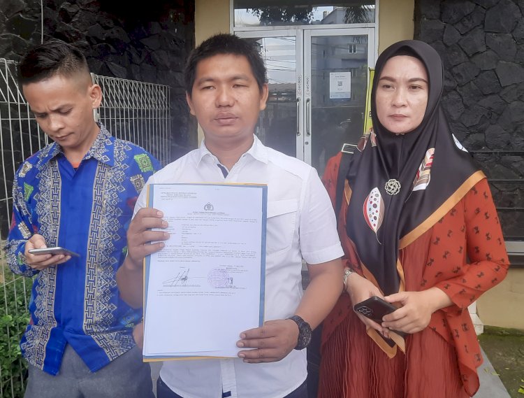 Direktur LBH Muhammadiyah Sumsel Hasanal Mulkan SH MH CBCLS menunjukkan bukti laporan polisi dihadapan wartawan. (Fauzi/RmolSumsel.id)