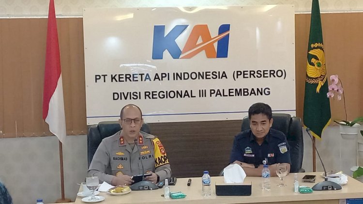 Kapolda Sumsel Irjen Pol Albertus Rachmad Wibowo saat koordinasi dengan PT KAI Divre III Palembang/ist
