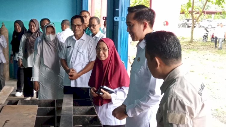 Plt. Bupati Muara Enim Ahmad Usmarwi Kaffah mengecek keberadaan alat praktek di Kantor Disnaker Muara Enim/ist