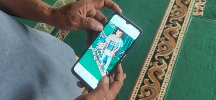 Petugas Masjid Al-Falah, Ali (50) saat menunjukan wajah pelaku yang terekam kamera pengawas, Kamis (27/4/2023) .(Adamrachman/Rmolsumsel.id)