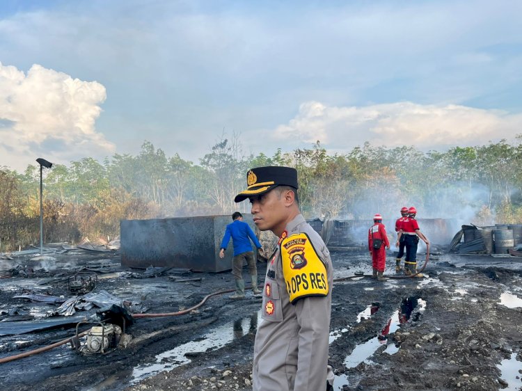 Kapolres Muara Enim, AKBP Andi Supriadi saat meninjau lokasi gudang BBM ilegal yang terbakar di Desa Simpang Tanjung (ist)
