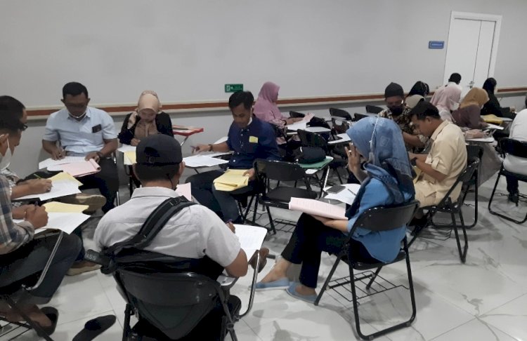 Para Bacaleg mengisi formulir sebelum melakukan pemeriksaan kesehatan di Rumah sakit Bhayangkara Mohammad Hasan Palembang /Foto:Fauzi