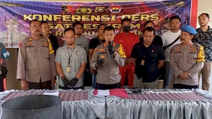 Kapolres Muara Enim, AKBP Andi Supriadi memimpin gelaran konferensi pers mengenai aktivitas penimbunan BBM Ilegal di desa Simpang Tanjung bertempat di Mapolres Muara Enim. (Noviansyah). 