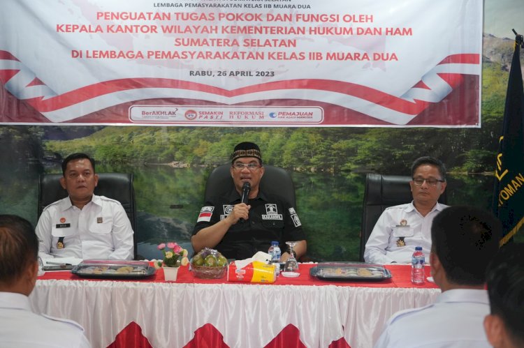 Kepala Kantor Wilayah Kementerian Hukum dan HAM Sumatera Selatan memberikan penguatan tugas pokok dan fungsi kepada jajaran pegawai Lapas Kelas IIB Muaradua bertempat di Aula Lapas setempat, Jumat (28/4). (dok. Humas KemenkumHAM)