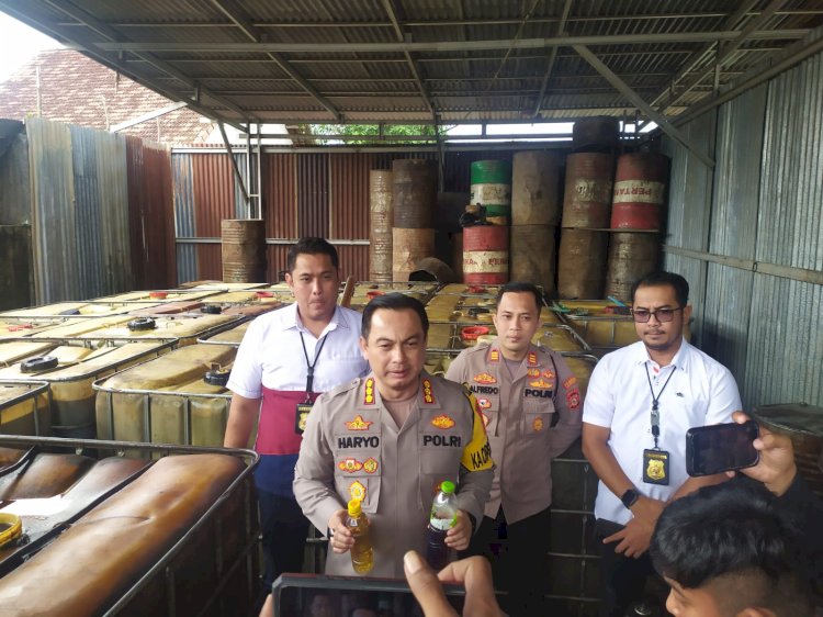 Kapolrestabes Palembang, Kombes Pol Harryo Sugihartono saat meninjau lokasi gudang BBM ilegal di Kecamatan Kertapati Palembang, Sabtu (29/4/2023) (Adamrachman/Rmolsumsel.id).