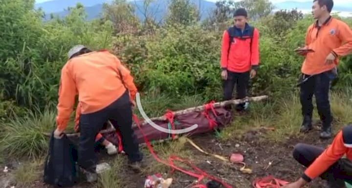 Petugas mengevakuasi pendaki Gunung Seminung yang tewas tersambar Petir/ist