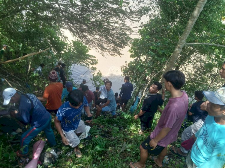 Petugas bersama warga mengevakuasi jenazah penumpang mini bus yang Terjun bebas ke Sungai Komering/Foto:Amizon