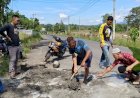 Banyak Terjadi Kecelakaan, Warga Empat Lawang Gotong Royong Perbaiki Jalan Lintas