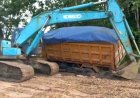 Ngeyel, Mobil Angkutan Batubara Ilegal Terperosok Di Jalan Lingkar Muara Enim