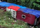 Bus Pariwisata yang Terjun ke sungai Guci Berhasil Dievakuasi