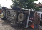 Oleng Saat Menyalip, Mobil Ambulans yang Bawa Nenek Tahun 109 Tahun Alami Kecelakaan Tunggal