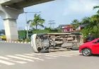 Mobil Ambulans Terbalik di Tengah Jalan Usai Terlibat Kecelakaan, Jenazah Dievakuasi Pakai Mobil Truk