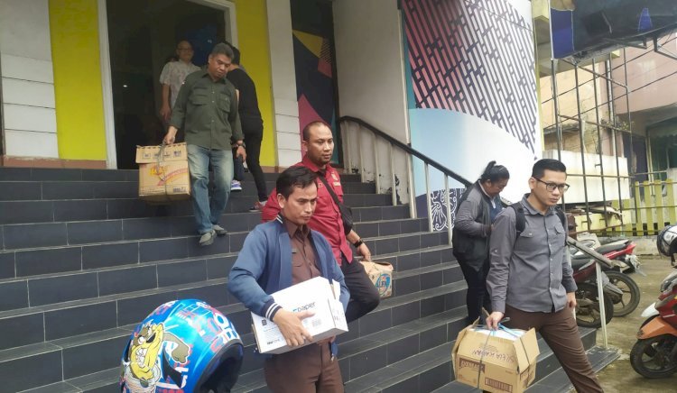 Tim Penyidik Kejati Sumsel membawa berkas usai melakukan penggeledahan beberapa waktu lalu/Foto:Yosep Indra Praja