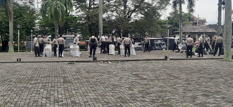 Personel Polda Sumsel sudah berada di gedung DPRD Provinsi Sumsel siap mengamankan perayaan hari buruh . (Fauzi/RmolSumsel.id)