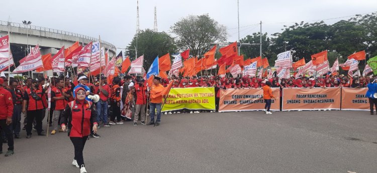 Ratusan buruh memadati simpang lima DPRD Sumsel untuk melakukan aksi dan perayaan May Day. Ratusan buruh ini dalam orasinya meminta agar pemerintah mencabut UU cipta Kerja lantaran mengancam kesejahteraan buruh, Senin (1/5). (Fauzi/RmolSumsel.id)