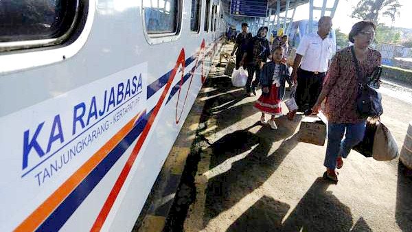 Penumpang kereta api rajabasa tujuan Palembang-Lampung. (ist/net)