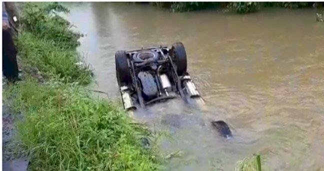 Sebuah mobil terjun bebas ke Sungai/ist