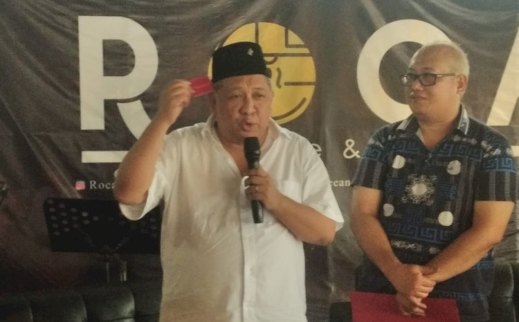 Menunjukan KTA PDIP, kader Partai Demokrat Palembang, Anton Nurdin, resmi pindah ke PDIP/Foto:Dudy Oskandar/RMOL
