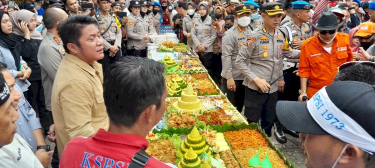 Gubernur Sumsel Herman Deru dan Kapolda Sumsel Irjen Pol A Rachmad Wibowo potong tumpeng bersama massa serikat buruh di Palembang/Foto:Dudy Oskandar