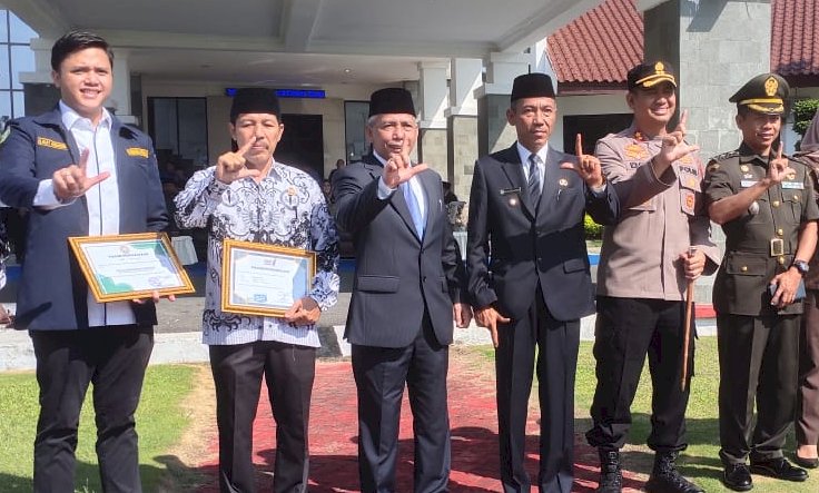 Bupati OKI Iskandar SE usail mengikuti upacara Hardiknas/ist