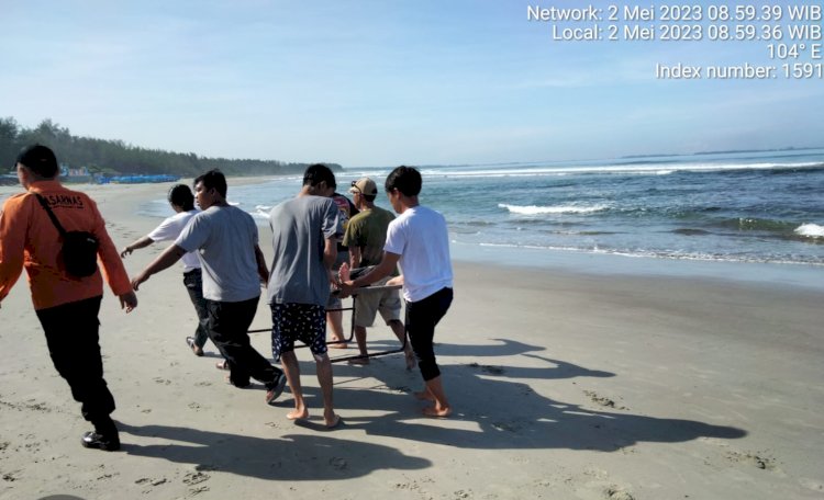 Proses evakuasi salah satu korban yang tenggelam di Pantai Panjang Bengkulu/ist