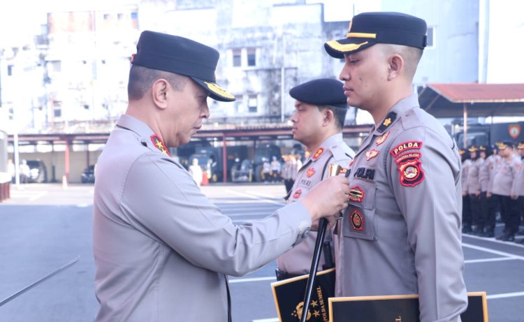 Kapolda Sumatera Selatan (Sumsel) Irjen Pol A Rachmad Wibowo SIK memberikan satu Pin Emas Kapolda dan piagam  penghargaan kepada 23 orang personel Polri dan PNS Polda Sumsel/ist