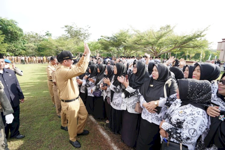 Bupati OKU Timur Lanosin Hamzah menyapa para guru usai upacara peringatan Hardiknas/Foto:Amizon