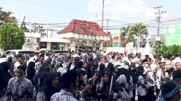 Ribuan guru di Kabupaten Musi Rawas menggelar aksi solidaritas terhadap Sularno/ist