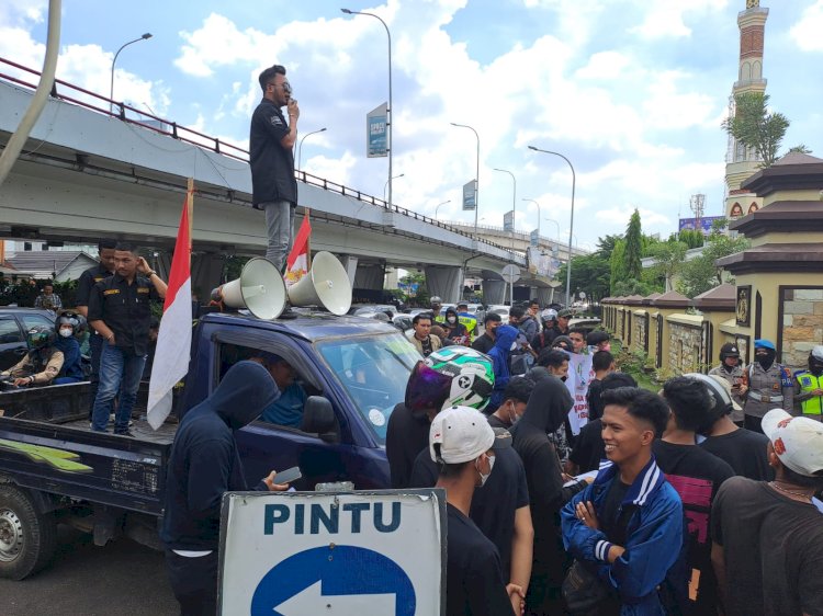 Puluhan massa dari yang tergabung dalam organisasi Lentera Hijau Sriwijaya melakukan aksi damai di Polda Sumsel/Foto:Fauzi