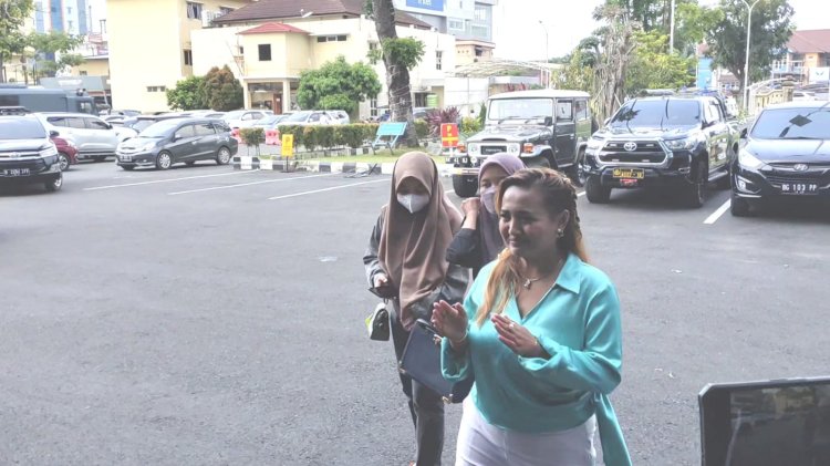 Lina Mukherjee tersangka dugaan kasus penistaan agama penuhi panggilan penyidik Polda Sumsel/Foto:Fauzi