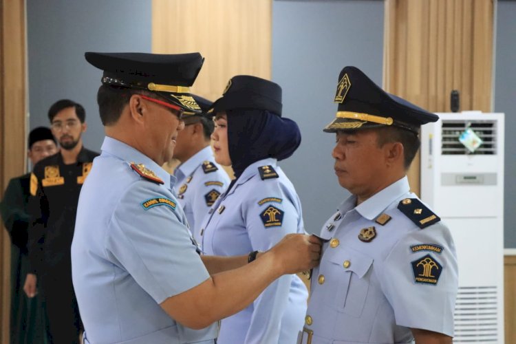 Kakanwil Kemenkumham Sumsel, Dr. Ilham Djaya, Selasa (2/5) melantik pejabat administrasi dan fungsional tertentu di lingkungan Kanwil Kemenkumham Sumsel. Bertempat di Aula Kanwil setempat. (dok. Humas KemenkumHAM Sumsel)