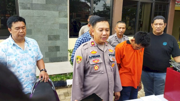 Kapolsek SU I, Kompol A.Firdaus saat menghadirkan pelaku perampokan gerai eskrim Mixue di Polsek SU I, Selasa (3/5/2023).(Handout/Rmolsumsel.id)