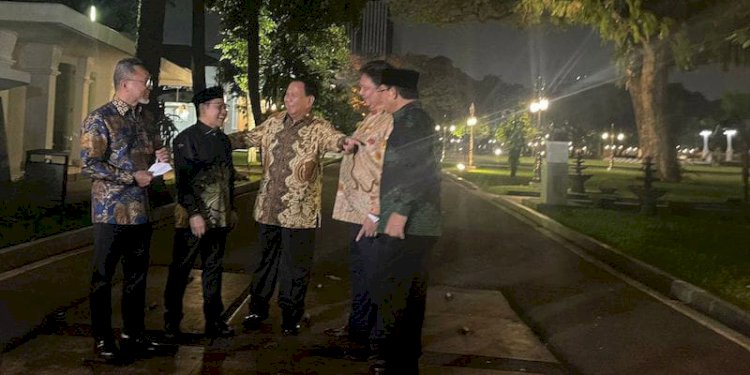 Lima Ketum Parpol saat berbincang di halaman Istana Negara, Selasa malam (2/5)/Repro