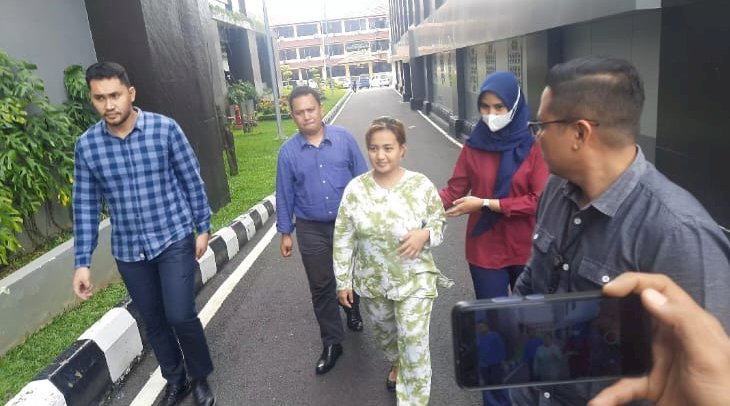 penyidik Ditreskrimsus Polda Sumsel membatalkan penahanan terhadap selebgram Lina Mukherjee yang merupakan tersangka penistaan agama makan kriuk babi dalam konten Tik-toknya. (Fauzi/RmolSumsel.id)