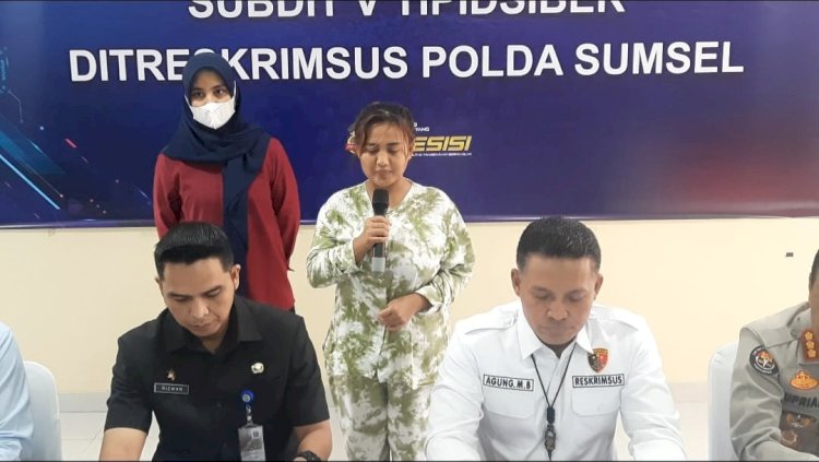 Lina Mukherjee dihadirkan langsung dalam press rilis di Polda Sumsel, Kamis (4/5) setelah diperiksa selama 12 jam sejak Rabu pagi kemarin, Kamis (4/5). (Fauzi/RmolSumsel.id)