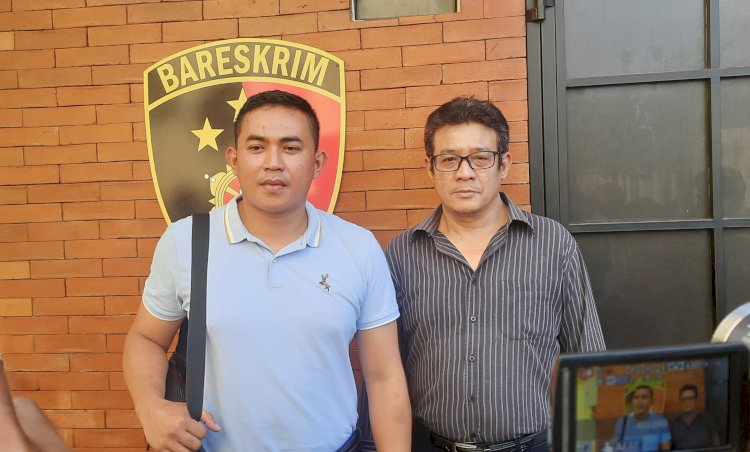Berti Putra Perkasa alias Agil Bara (kiri) saat mendatangi Subdit III Jatanras Ditreskrimum Polda Sumsel /Foto:Fauzi