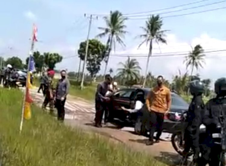 Mobil Presiden RI Jokowi nyangkut dalam lubang jalan/Ist