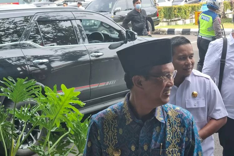 Wali Kota Palembang Harnojoyo didampingi Kepada BKD Palembang, RIza Fahlevi saat mendatangi Polda untuk membuat SKCK sebagai syarat Caleg 2024/isti 