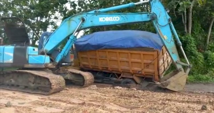 Proses Evakuasi mobil truk tronton BA 9642 AQ yang mengangkut batubara ilegal di jalan lingkar Jembatan Enim III Muara Enim, Desa Karang Raja, Kecamatan Muara Enim, Kabupaten Muara Enim. (Noviansyah/RmolSumsel.id)